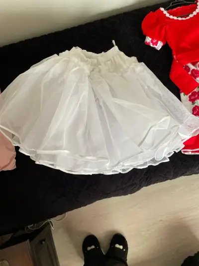 Vestido de fiesta rojo con flores y enagua - miniatura 2
