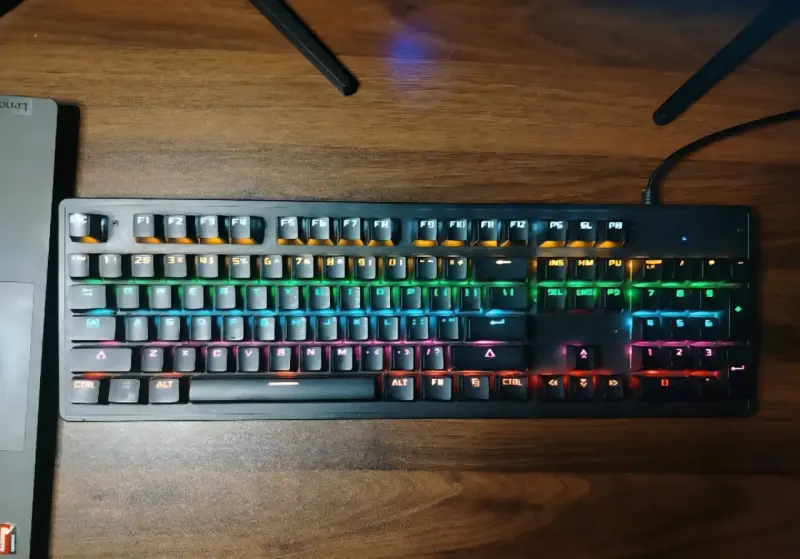Teclado mecánico retroiluminado RGB sin detalles