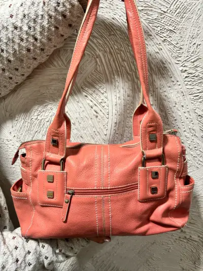 Bolso de cuero coral con detalles metálicos - miniatura 1