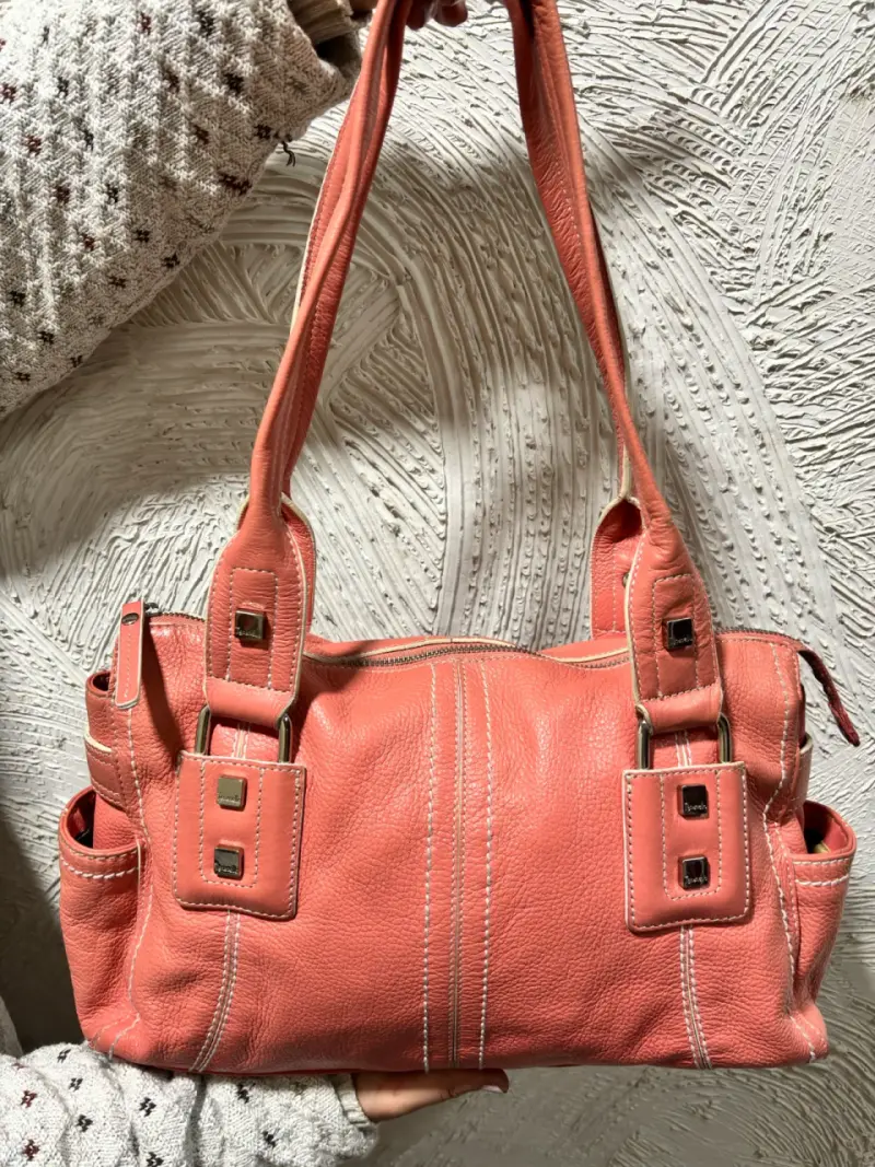 Bolso de cuero coral con detalles metálicos - 2