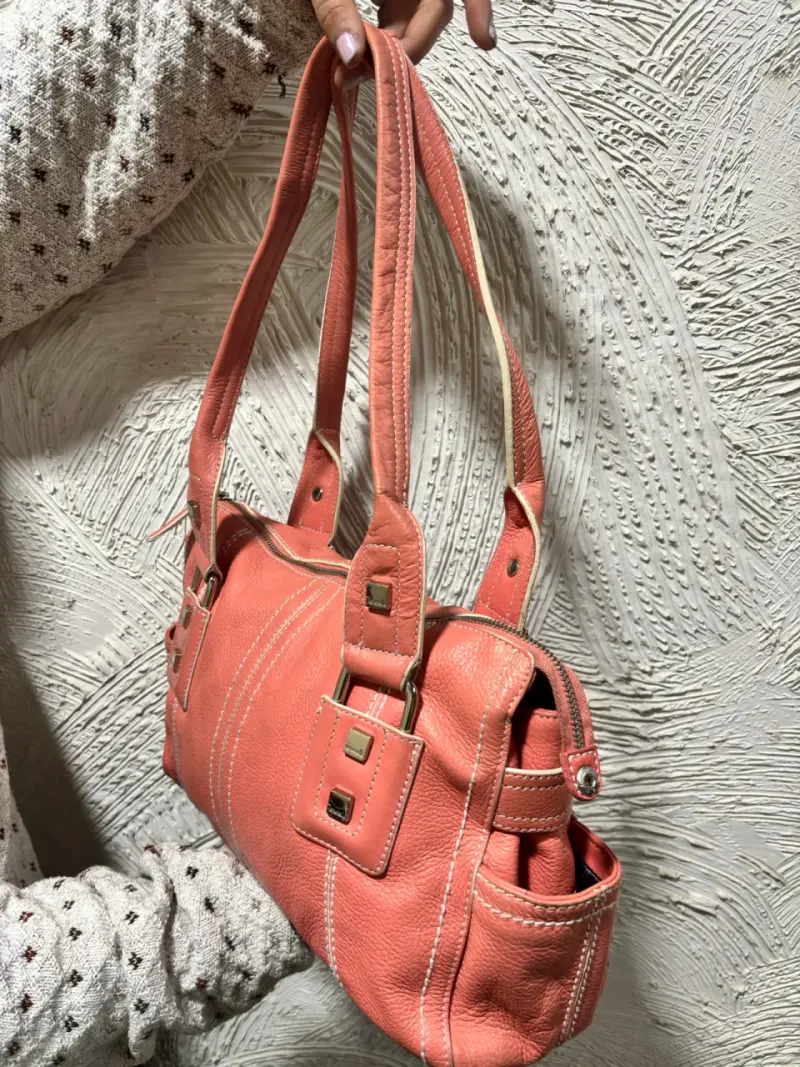 Bolso de cuero coral con detalles metálicos - 3