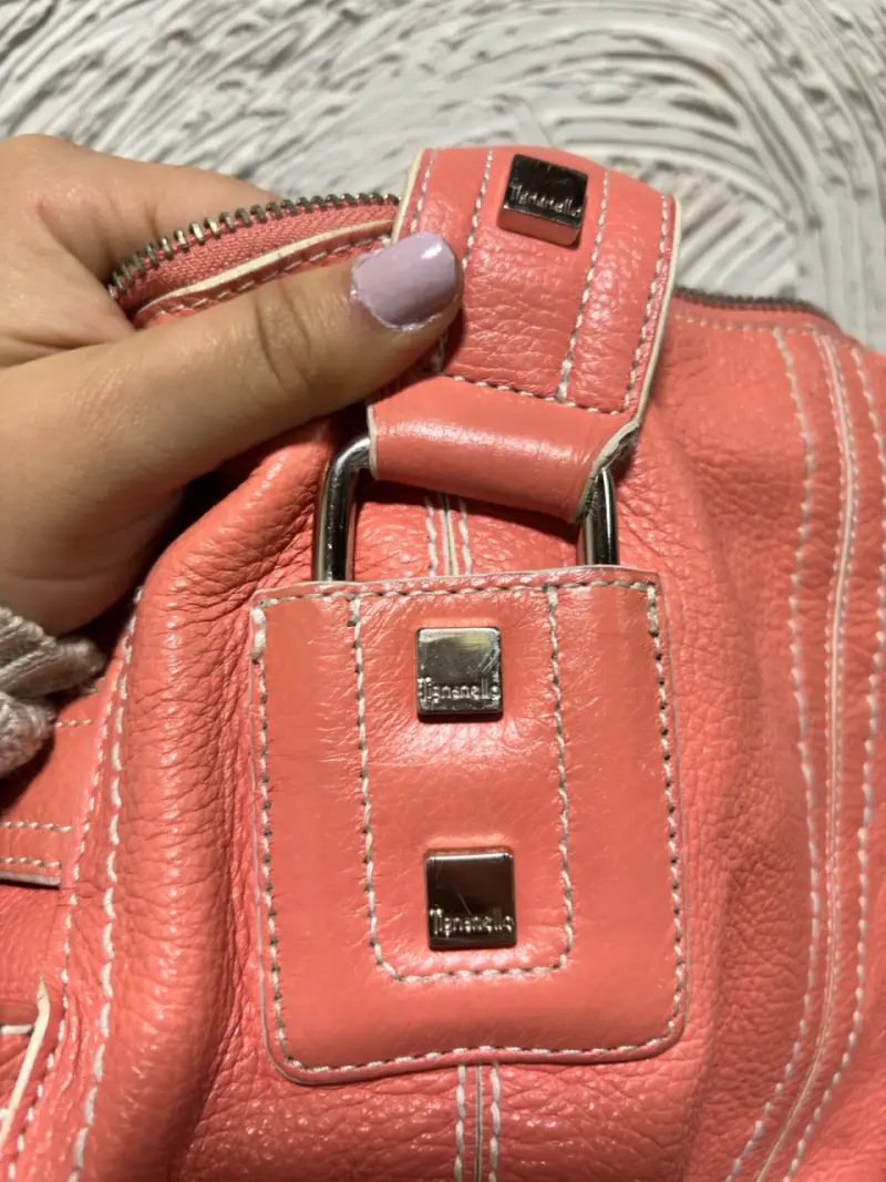 Bolso de cuero coral con detalles metálicos - 4