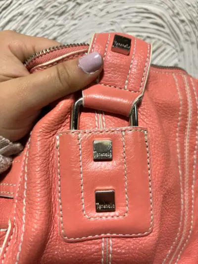 Bolso de cuero coral con detalles metálicos - miniatura 4
