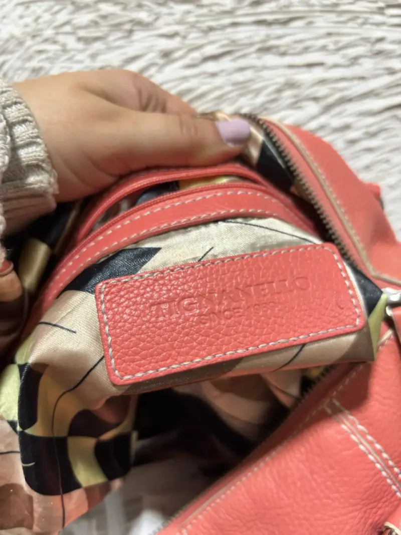 Bolso de cuero coral con detalles metálicos - 5
