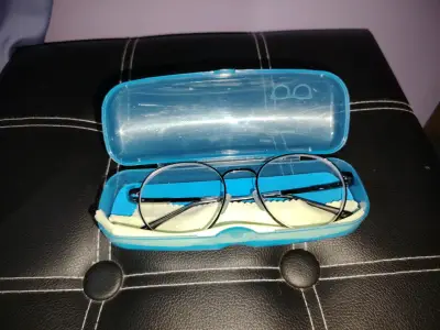 Marco de lentes redondos con estuche azul - miniatura 1