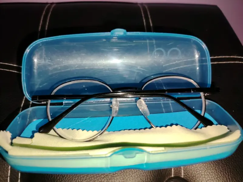 Marco de lentes redondos con estuche azul - 2