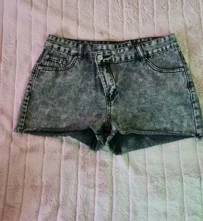 Shorts de mezclilla gris estilo desgastado - miniatura 1