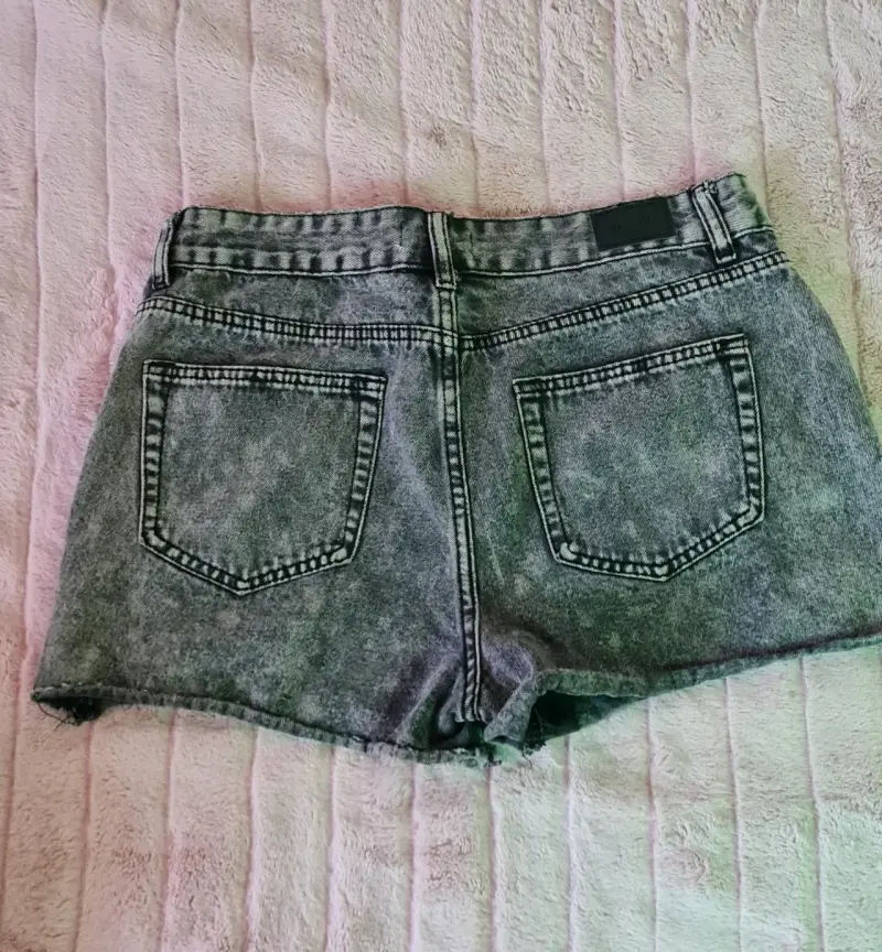 Shorts de mezclilla gris estilo desgastado - 2