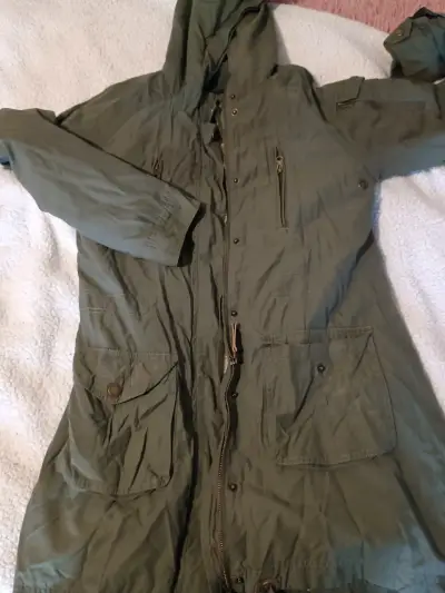 Chaqueta verde con capucha para mujer - miniatura 1