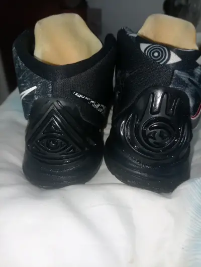 Zapatillas deportivas negras Nike Kyrie con diseño único - miniatura 3