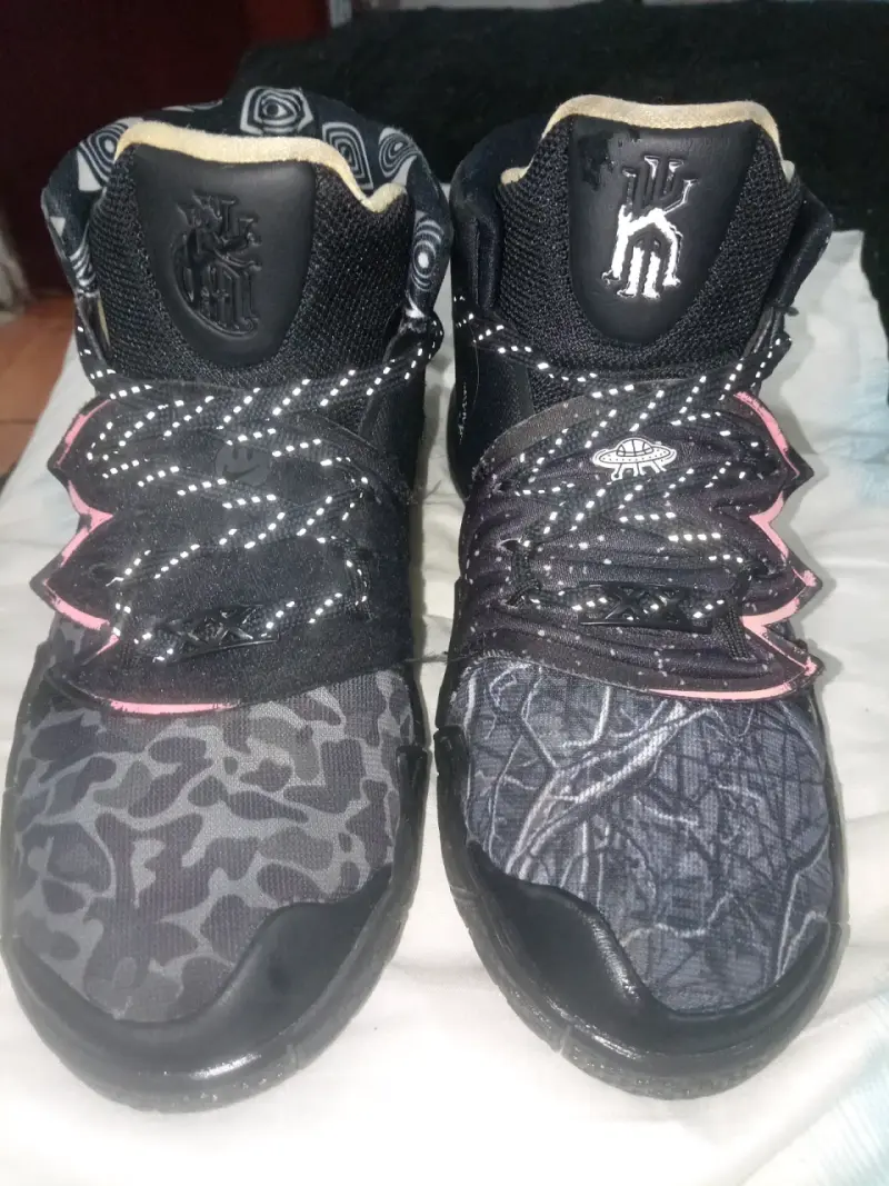 Zapatillas deportivas negras Nike Kyrie con diseño único - 4