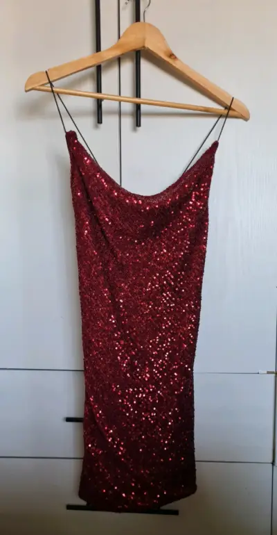 Vestido de lentejuelas rojo brillante - miniatura 1