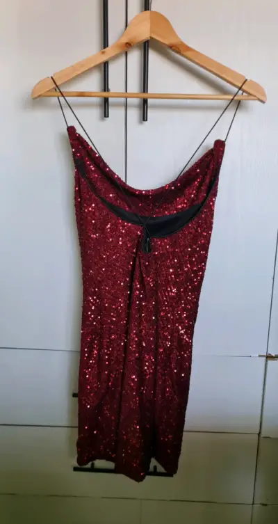 Vestido de lentejuelas rojo brillante - miniatura 2