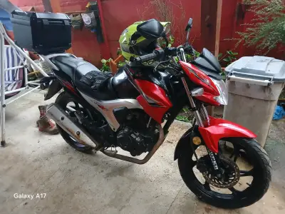 Moto deportiva roja con baúl trasero - miniatura 1
