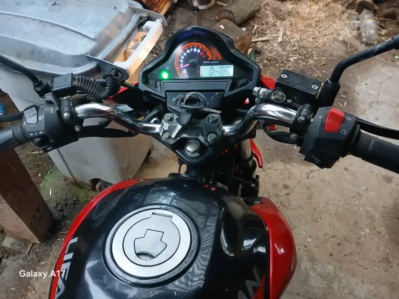 Moto deportiva roja con baúl trasero - 2