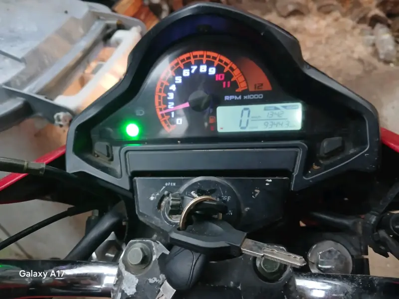 Moto deportiva roja con baúl trasero - 3