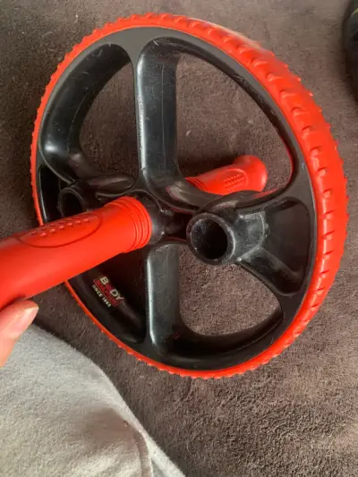Rueda de ejercicio abdominal roja y negra - miniatura 1