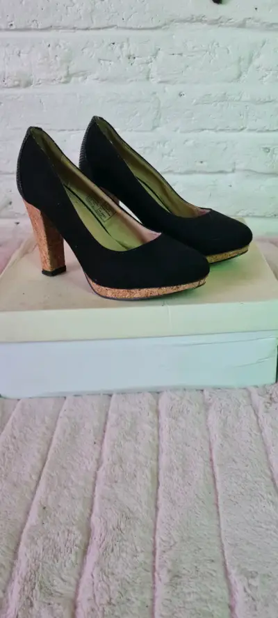 Zapatos de tacón alto negros con suela de corcho - miniatura 1