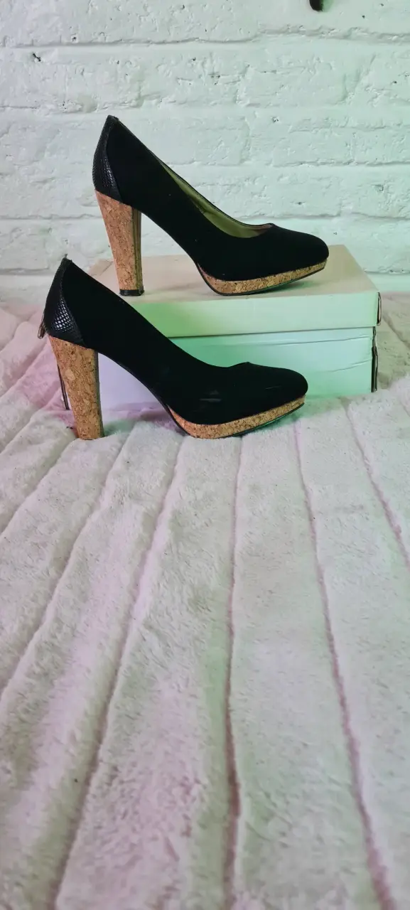 Zapatos de tacón alto negros con suela de corcho - 2