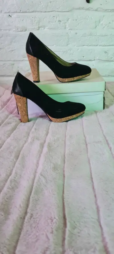 Zapatos de tacón alto negros con suela de corcho - miniatura 2