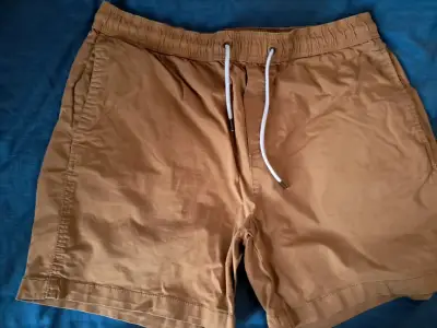 Shorts color camel para hombre Basement - miniatura 1
