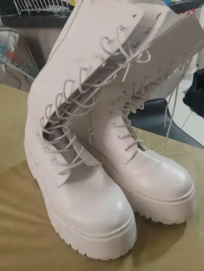 Botas blancas de plataforma estilo militar - miniatura 1