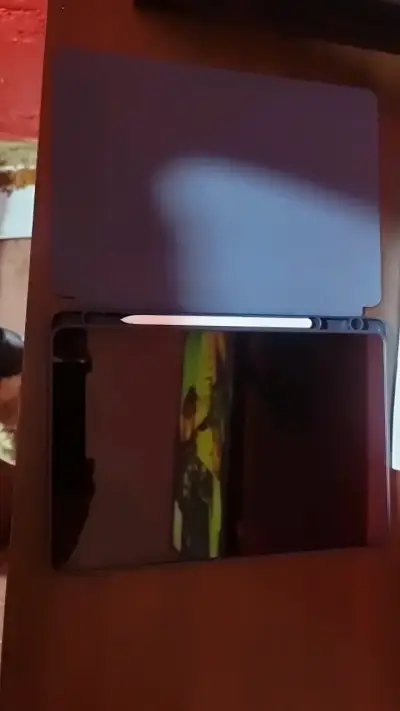Tablet con lápiz óptico y funda protectora - miniatura 1