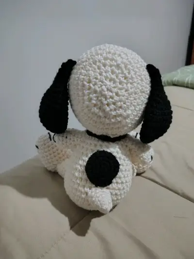 Peluche tejido a crochet de perro blanco y negro - miniatura 1