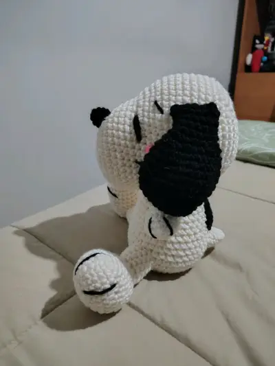 Peluche tejido a crochet de perro blanco y negro - miniatura 2