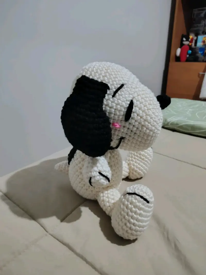 Peluche tejido a crochet de perro blanco y negro - 3