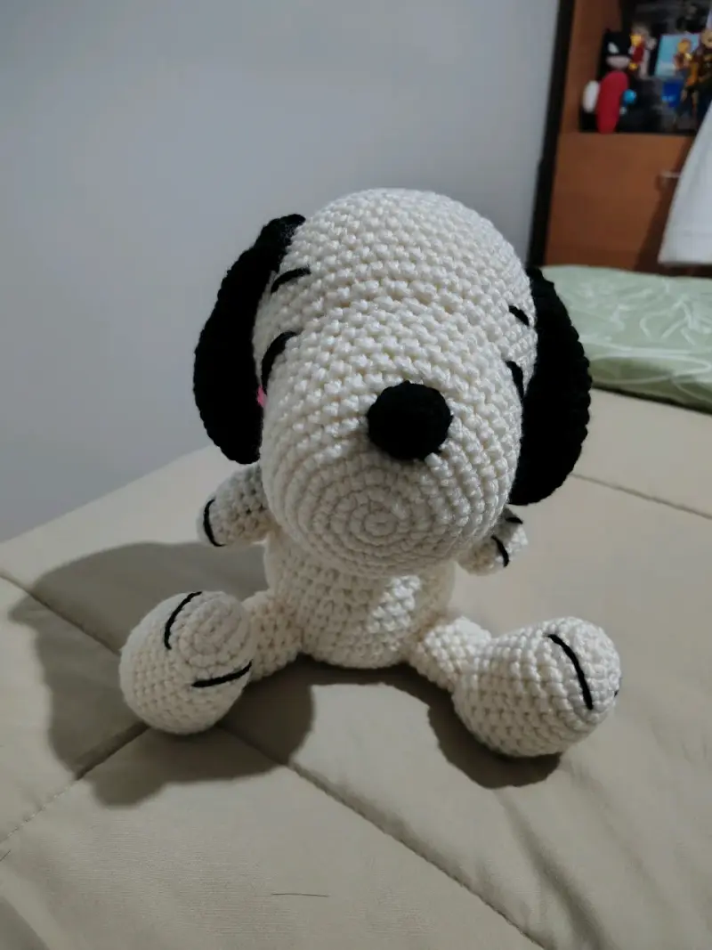 Peluche tejido a crochet de perro blanco y negro - 4