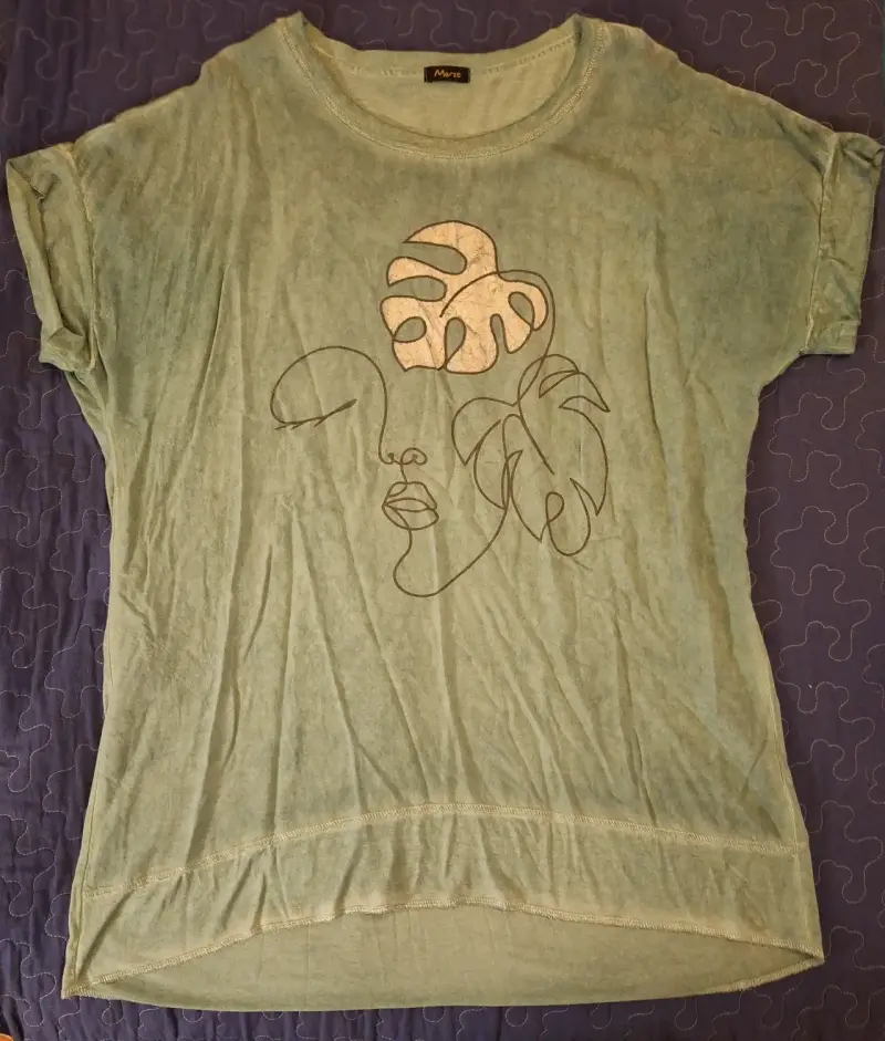 Polera verde con diseño artístico para mujer