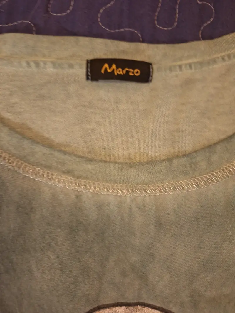 Polera verde con diseño artístico para mujer - 2