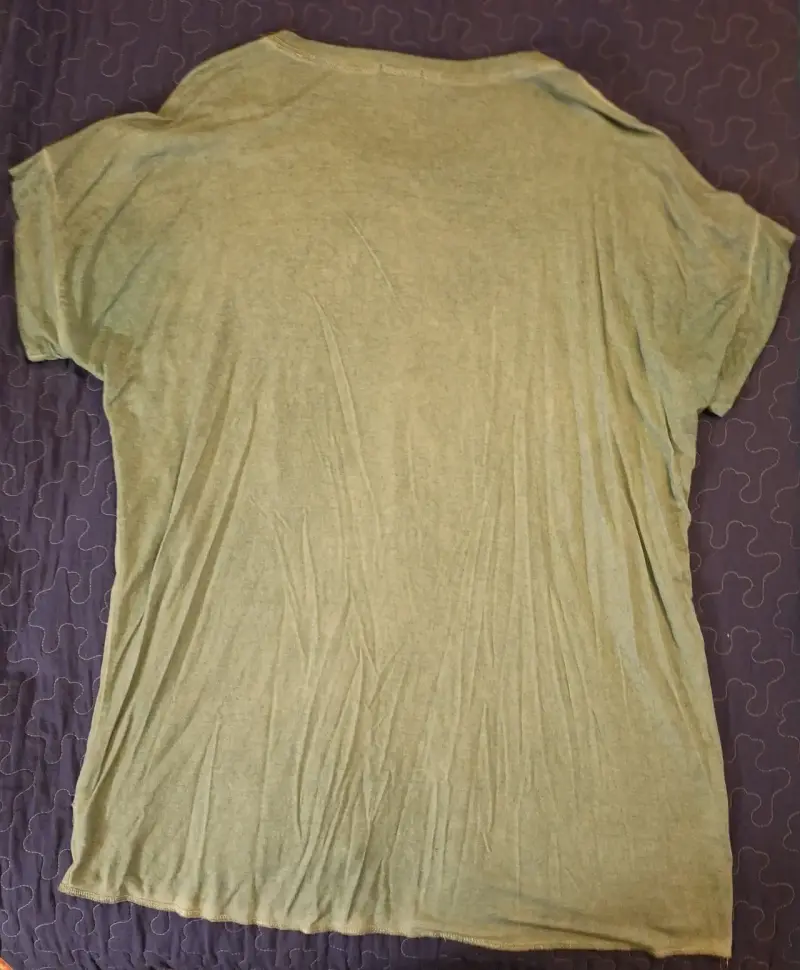 Polera verde con diseño artístico para mujer - 3