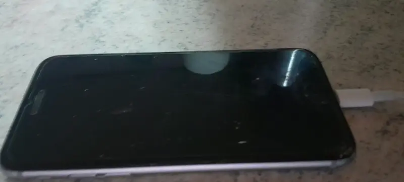 iPhone 6S usado en buen estado y funcional - 4