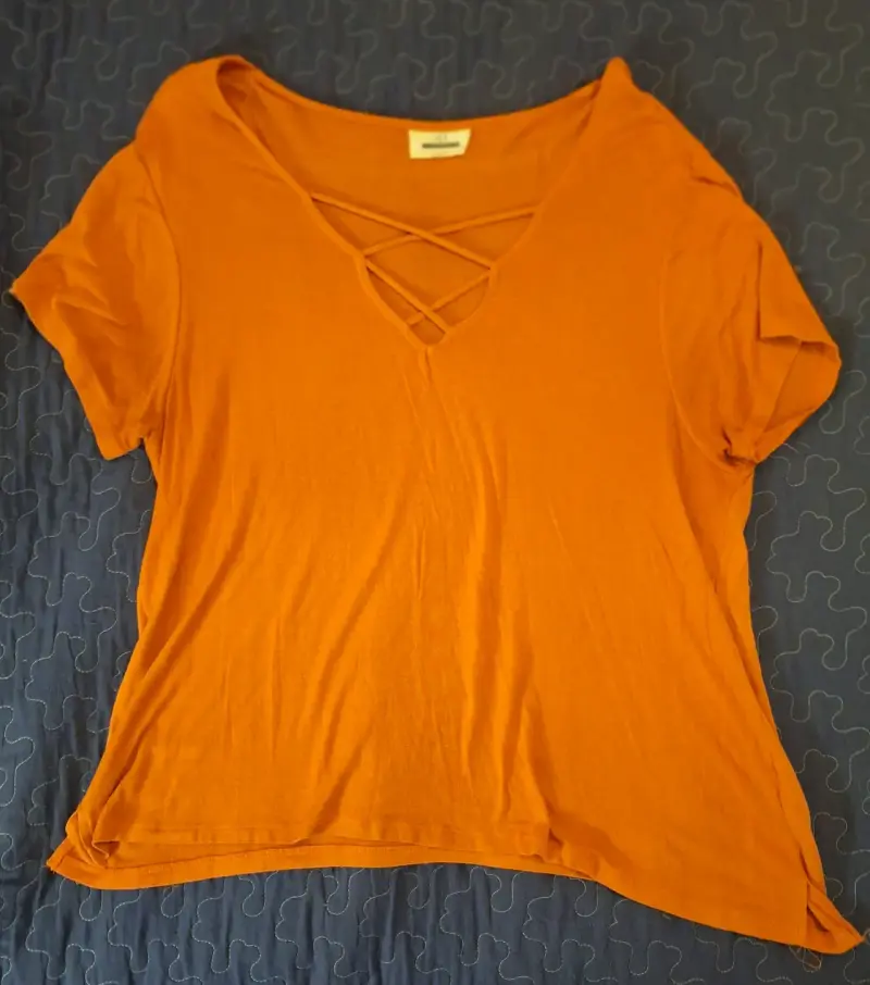 Polera naranja con escote cruzado Americanino