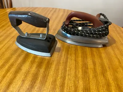 Plancha eléctrica vintage con mango de madera - miniatura 1