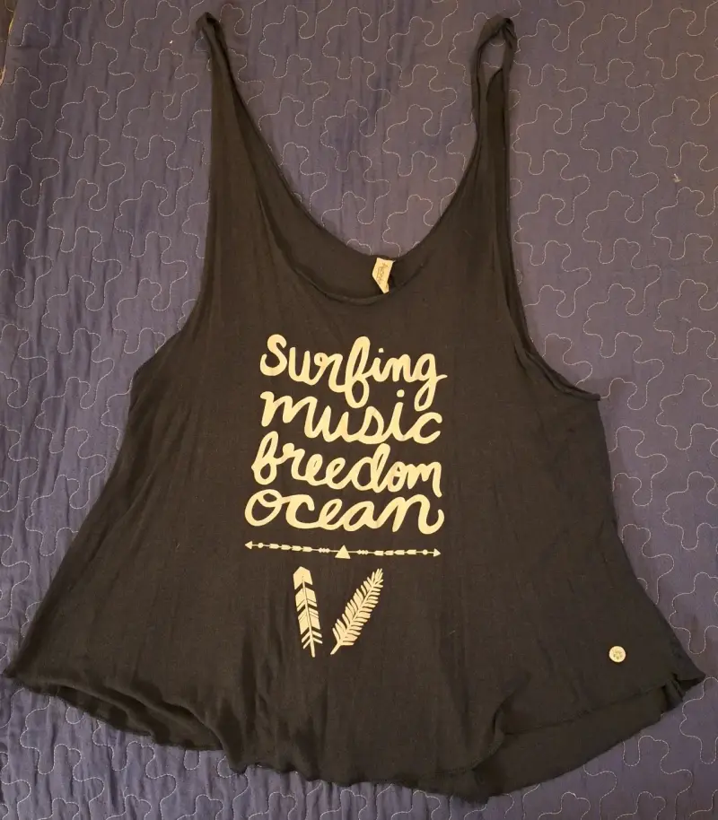 Polera sin mangas negra con diseño gráfico