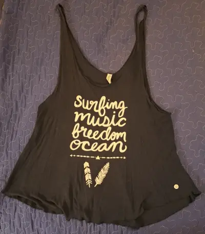 Polera sin mangas negra con diseño gráfico - miniatura 1