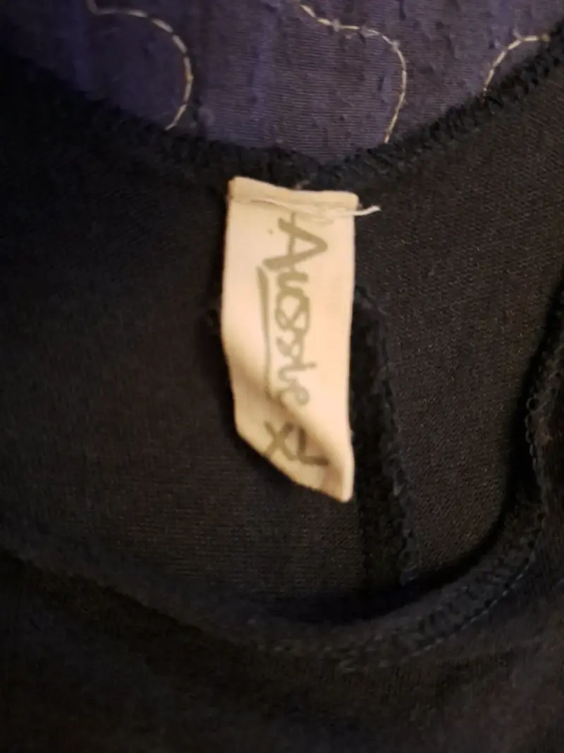 Polera sin mangas negra con diseño gráfico - 2