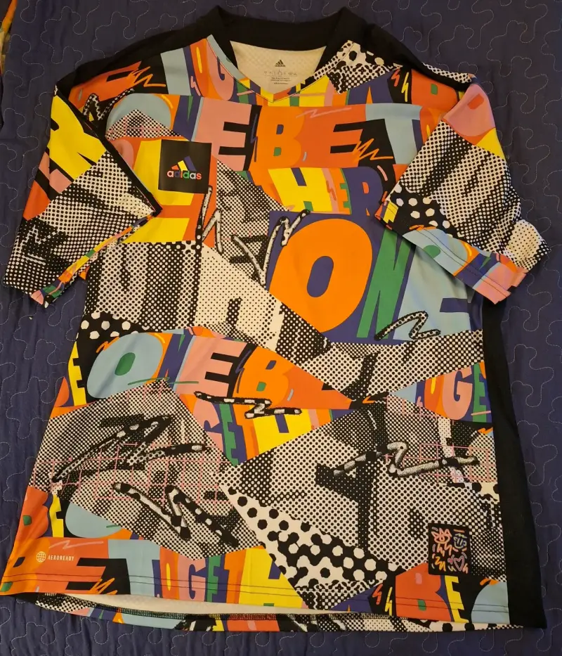 Polera Adidas AEROREADY estampado colorido