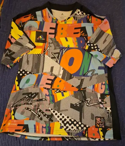 Polera Adidas AEROREADY estampado colorido - miniatura 1
