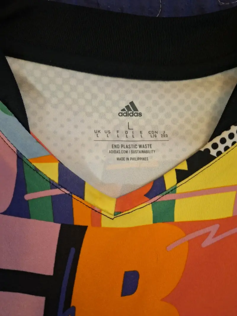 Polera Adidas AEROREADY estampado colorido - 2