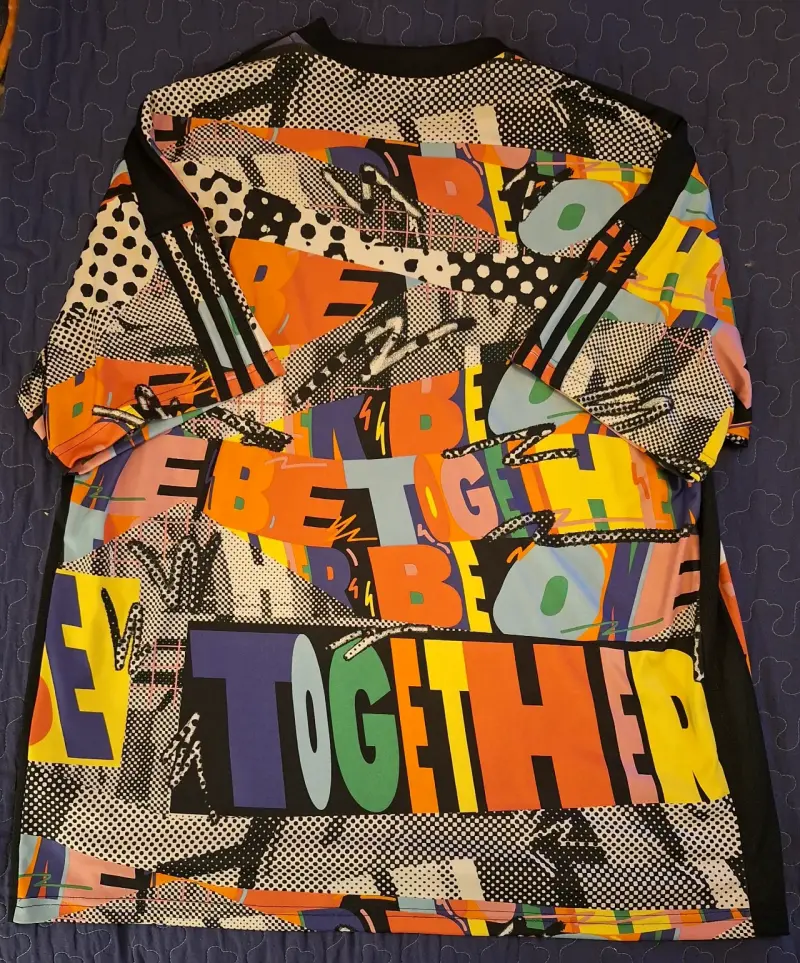 Polera Adidas AEROREADY estampado colorido - 3