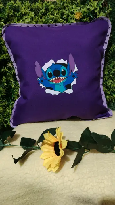 Cojín decorativo con diseño de personajes animados - miniatura 1