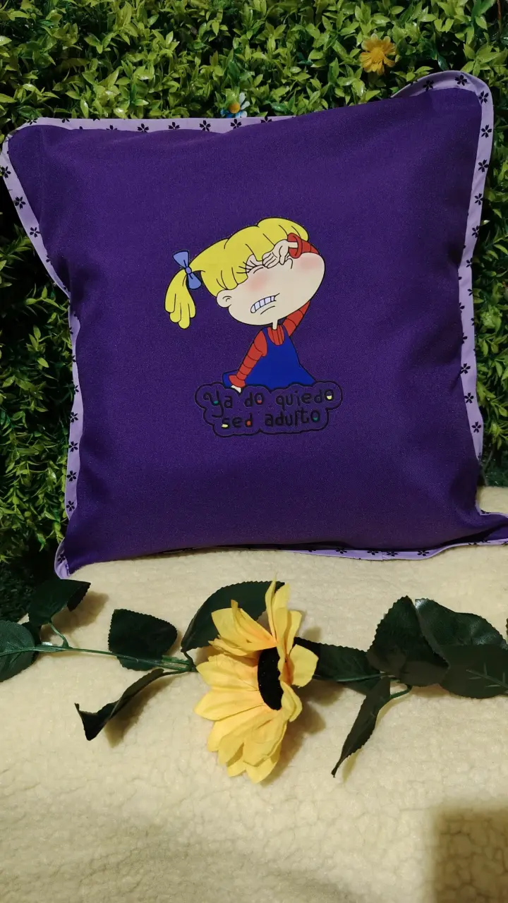 Cojín decorativo con diseño de personajes animados - 2