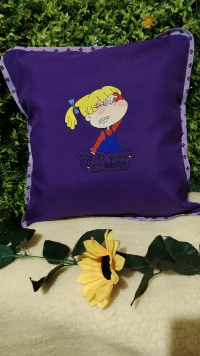 Cojín decorativo con diseño de personajes animados - miniatura 2