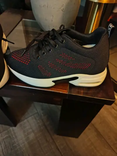 Zapatillas deportivas negras con detalles rojos - miniatura 1