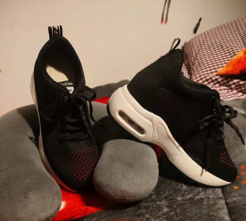 Zapatillas deportivas negras con detalles rojos - 2