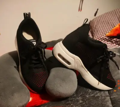 Zapatillas deportivas negras con detalles rojos - miniatura 2